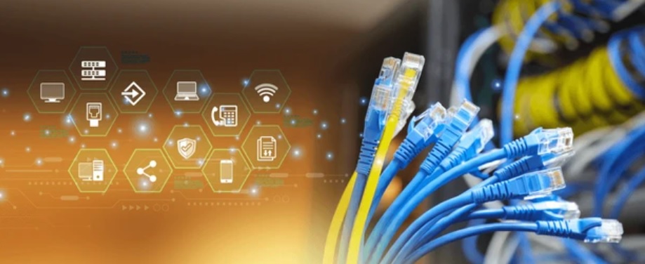 Technicien expert de 2iibm Tech procédant à la rénovation d'une baie de brassage réseau et au test de câblage Ethernet Cat 6A dans une entreprise de Guadeloupe.